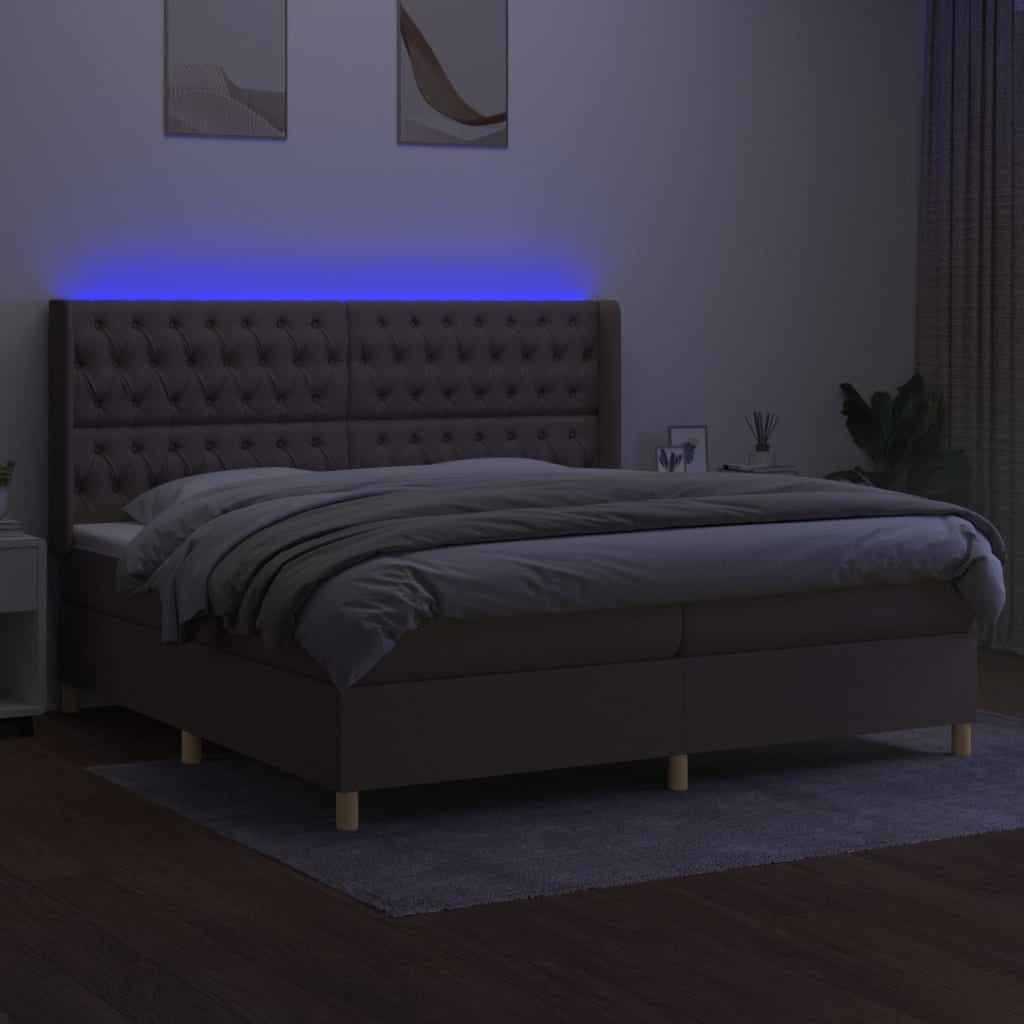 Ramsäng med madrass & LED taupe 200x200 cm tyg